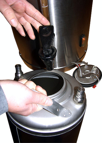 Manual filling of a Rocketpacks stainless steel beverage tank with coffee or mulled wine