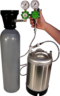 CO2 bottles for your beer tapping plant! Carbon dioxide bottles are used when tapping beer to build up the required pressure in the tap system and thus prevent the carbon dioxide from dissolving from the beer dispenser backpack and enable transport through the beer line. In our assortment, you are guaranteed to find the right CO2 bottle for your dispensing system as well as suitable accessories such as bottle holders, connectors and operating instructions that you need to connect the carbon dioxide bottle and safely operate the dispensing system.