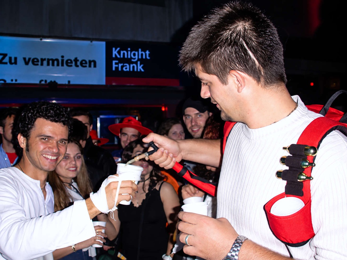 Mobile beverage backpack serving drinks directly to guests at an event