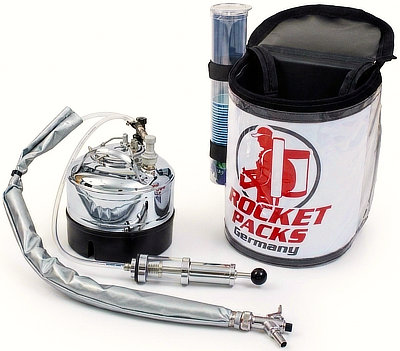 The delivery includes the complete beverage backpack system with stainless steel tank, dispensing hose and standard tap. Individual branding, advertising prints and customized designs are available separately. A professional service apron with three pockets for accessories is included.